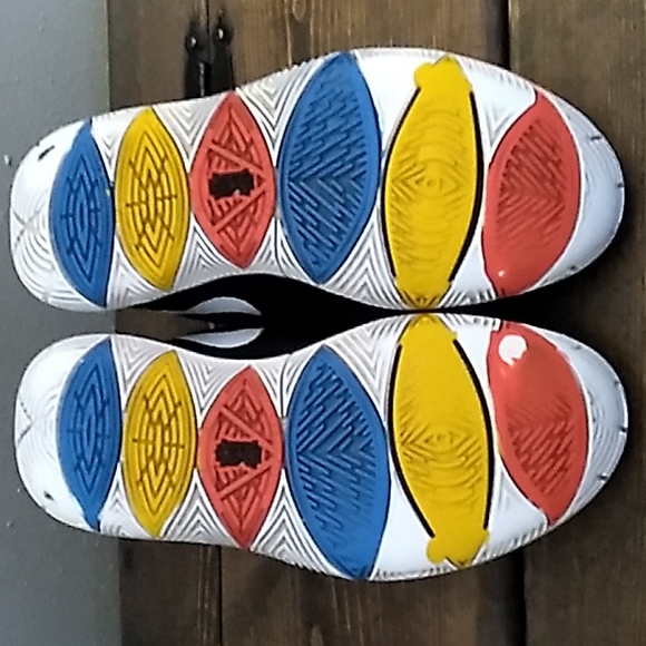 Nike Kyrie 5 Friends Edition - Picture 2 of 10